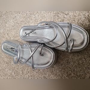 Seychelles Rule The World Platform Flatform Strappy Silver Sandal  NWOT